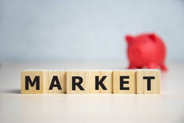 Ahşap blokta yazılı bir piyasa kelimesi. Ahşap masadaki pazarlama metni. Ticari ticari konsept.