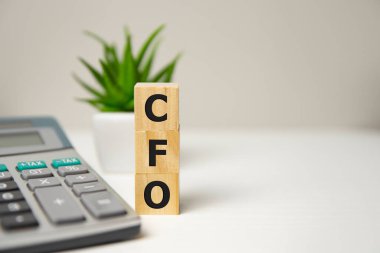 konsept kelime CFO tahta bir arka planda küp üzerinde