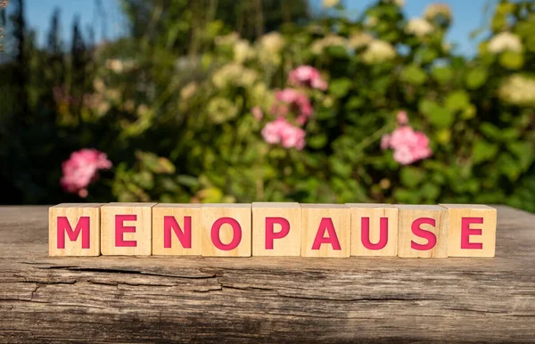 Tahta blokta yazan menopoz kelimesi. menopoz metni tablo üzerinde, konsept