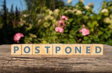 Ertelendi - harfli tahta bloklardan kelimeler, ertelenmiş konsept, üst görünüm arka plan