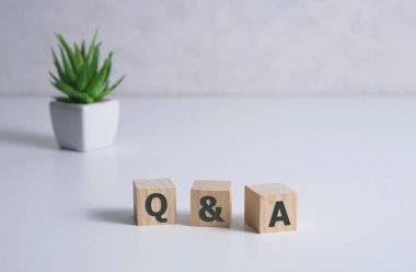 Beyaz ahşap arka planda kağıt notlu bir kelime