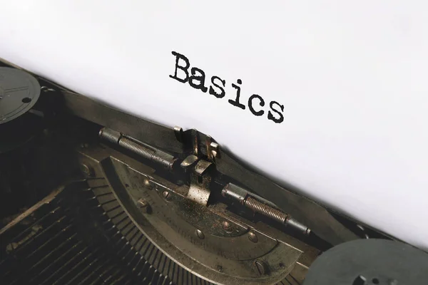 Texto Volver a Conceptos básicos escritos en una máquina de escribir retro — Foto de Stock