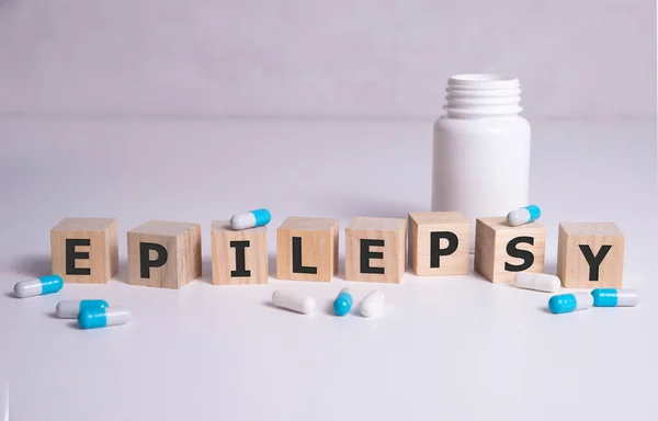 EPILEPSY mot sur cubes en bois, fond. Concept de conscience de l'épilepsie — Photo