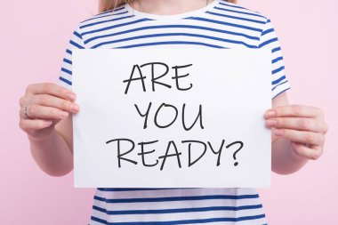 Beyaz arka planda bir kadınla izole edilmiş hazır mısın?