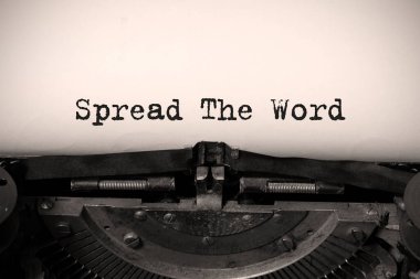 Kelime yazma metni The Word 'ü antika bir daktiloda yayın.