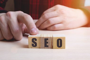 SEO kısaltması olarak ahşap harfleri elle düzenle Arama Motoru İyimserleştirmesi .