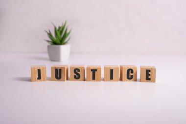 Beyaz üzerine yapı taşları ile yapılmış JUSTICE sözcüğü