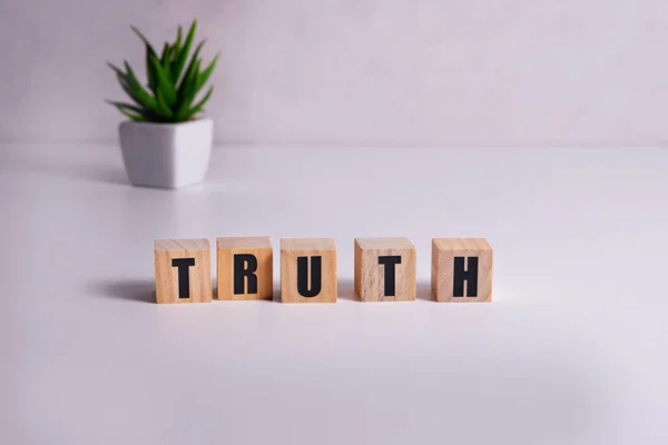 Kata kebenaran yang terbuat dari huruf kayu — Stok Foto