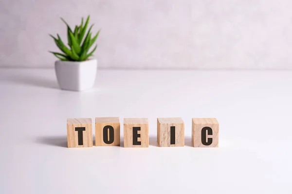 Palabra toeica en cubos de madera. Concepto de Toeic — Foto de Stock