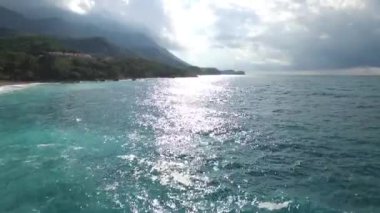 Rocky Dağları ve Berrak Suyu olan Azure Plajı. Görüntü. Havadan