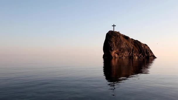 Boulder Sur Rivage Dans Eau Avec Une Croix Tombe Sur — Video