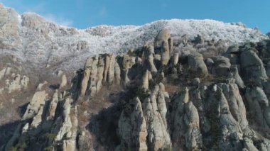 Dağ Kayalarının Büyük ve Tuhaf Şekilleri