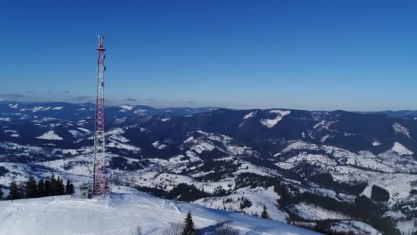 Vliegen Radio Communications Tower Mounta Besneeuwde Winter Landschap — Stockvideo