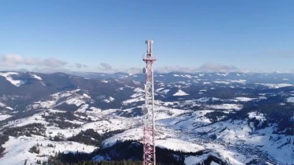 Vliegen Radio Communicatietoren Berg Sneeuw Bedekt Winterlandschap — Stockvideo