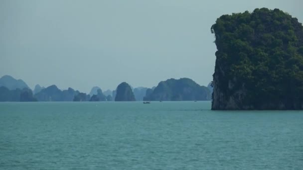 Karst Calestone Mountain Islands Halong Bay Silhouettes Fading Distance Perspective — Video
