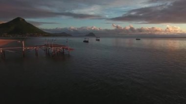 Düşük İHA Uçuşu Mauritius Adası Gölü üzerinde, Tahta Jetty Manzarası, Küçük Tekneler, Dağlar Görüldü 