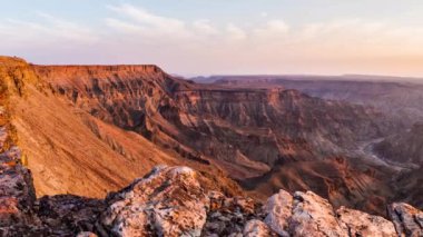 Güney Namibya 'da Fish River Kanyonu' nun yukarısından manzaralı bir seyahat yeri.