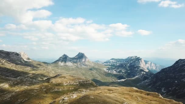 Mavi Gökyüzüne Karşı Dağ Panoraması — Stok video