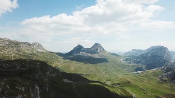 Bergdal Med Klippiga Klippor — Stockvideo