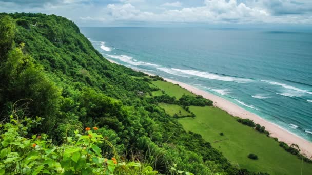 在印度尼西亚巴厘Uluwatu的Nunggalan海滩海岸线移动海浪 — 图库视频影像