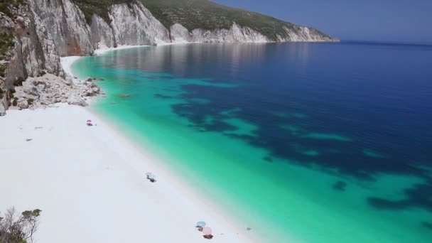 清澈的蓝绿色海水映衬着美丽的白色海滩的潘宁镜头 — 图库视频影像