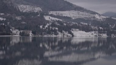 Bir göl kıyı şeridinin yan görüntüsü