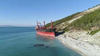 Demirlemiş Tanker Gemisiyle Güneşli Manzara