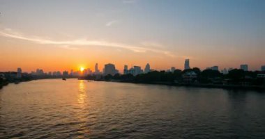 Bangkok 'un ötesindeki gündoğumu silüeti, Tayland. Chao Praya nehrinde tekne gezintisi. Zaman aşımı
