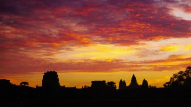 Kamboçya 'daki dünyaca ünlü tapınak Angkor Wat ana cephe siluetinde gün doğumu süresi doldu.