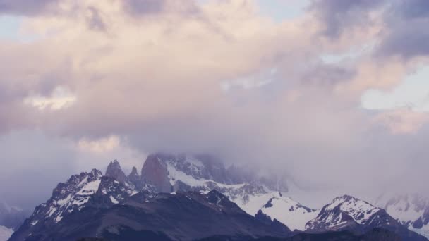阿根廷El Chalten的一个多雾多云的山脉依然屹立不倒 — 图库视频影像