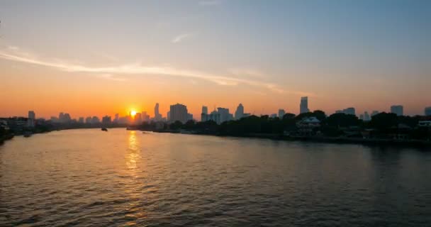 Zonsopgang Voorbij Bangkok Skyline Thailand Boten Varen Chao Praya Rivier — Stockvideo