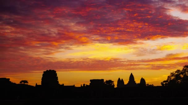 Napkeltekor Elévül Angkor Wat Főhomlokzata Sziluett Világhírű Templom Kambodzsában — Stock videók