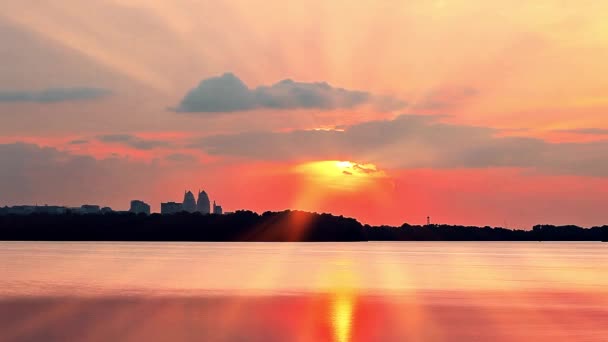 Puesta Sol Sobre Ciudad Rayos Sol Del Atardecer — Vídeo de stock