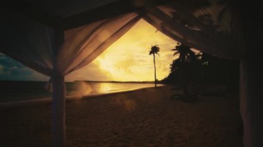 Tropikal Cennet Adası Sahili. Palmiyeler Ağaçtan Görüldü, Gün Doğumu Sahnesi, Sabah