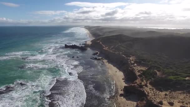 Wounderful Aerial Ocean Coastline Αφρώδη Κύματα Green Hills Ομίχλη — Αρχείο Βίντεο