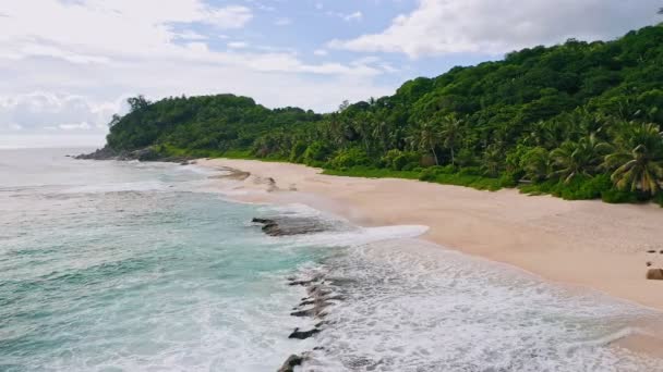 塞舌尔 海浪滚向白沙滩热带荒漠海滩的空中景观 — 图库视频影像
