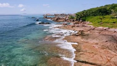 Seyşeller, La Digue Adası Granit Kayalar ve Okyanuslu Tropikal Kıyı Görüntüsü