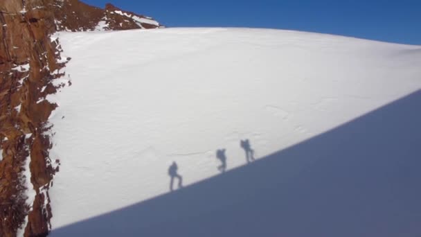 Siluetas Excursionistas Con Mochilas — Vídeos de Stock