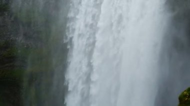İzlanda 'nın güneyindeki ünlü Skogarfoss Şelalesi