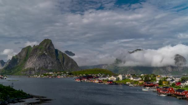 Κίνηση Των Νεφών Πάνω Από Ένα Μικρό Ψαροχώρι Στη Νορβηγία — Αρχείο Βίντεο