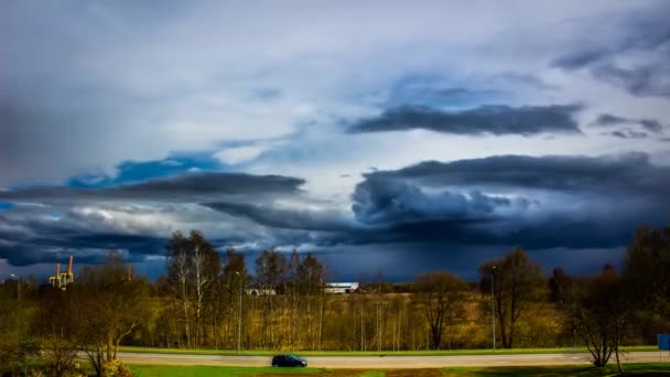 Sky Darkens Chmury Burzowe Gromadzą Się Nad Jesienną Wiejską Strefą — Wideo stockowe