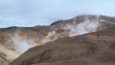 Turistler Kerlingarfjoll Jeotermal Bölgesinde Yürüyor