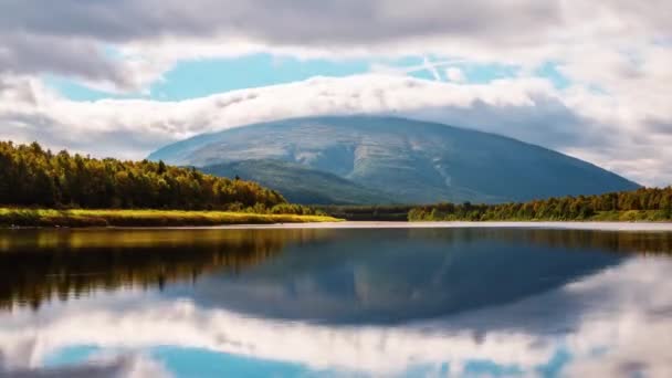 Timelapse Wolken Drijvend Tubby Green Mountain Noorwegen Adembenemend Landschap Zon — Stockvideo