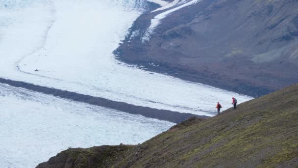Туристы Путешествуют Горам Исландии — стоковое видео