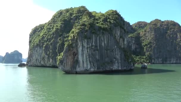 ハロン湾の山の島の眺め 独身男性が大きな石の上に立つ — ストック動画