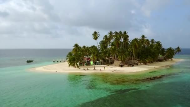Luftbildkamera Steigt Von Tropical Vacation Paradise Island Mit Palmen Bungalows — Stockvideo