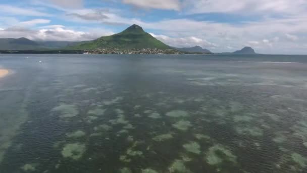 Bajo Vuelo Aéreo Sobre Laguna Con Olas Espumosas Creando Frontera — Vídeo de stock