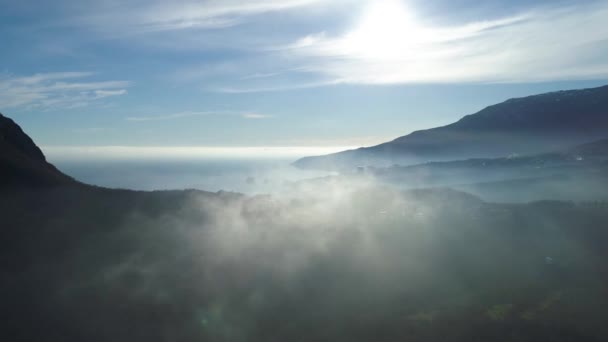 Sonsuz Okyanus Uçsuz Bucaksız Manzarası Bulutlardaki Yüksek Dağ Kıyısı — Stok video