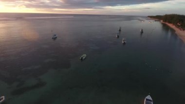 Hint Okyanusu 'nun köpüklü dalgalarıyla Mauritius Adası' nda demirli tekneler.