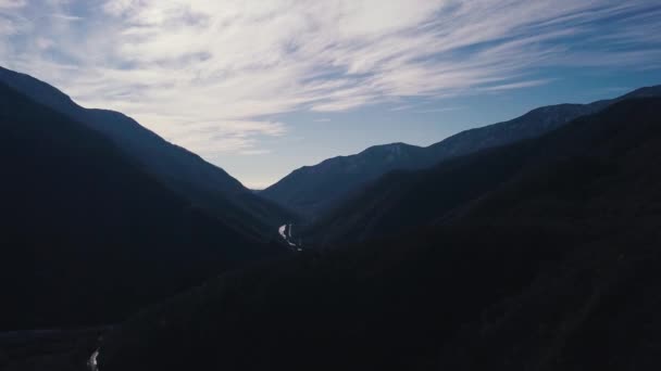 Nehirle Sonbaharda Ormanların Hava Görüntüsü — Stok video